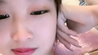 香奈儿小姐~全程露脸完美三点~互舔咪咪头又吃舔鸡巴~接着后入一顿爆操粉骚B穴~狠狠艹！
