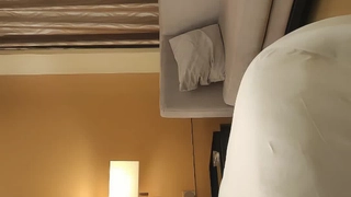 御姐搭上顺风车被老司机下药到矿泉水里边走边摸拉到偏僻的