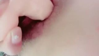 左晖家里还有人我确在房间偷偷自慰喷潮