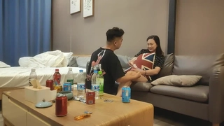 黑人美女在热辣的幻想中被弯腰猛操