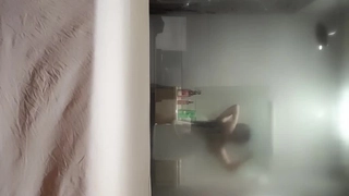性欲旺盛的妻子在肛交和阴道中接受大鸡巴