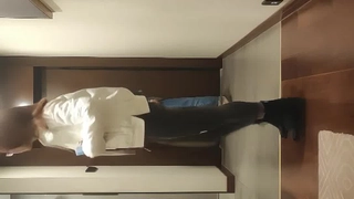 猪尾辫女孩被粗暴的一对一性爱,有脏话和无毛的阴道
