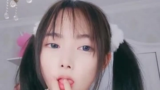 与大屁股少女的古怪丝袜性爱