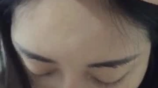靠逼网站下载短发新人妹子，一个人椅子上自慰，手指掰穴，揉搓阴蒂，阴唇很厚实