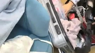 可爱的18岁女孩在网络摄像头上脱衣并挑逗