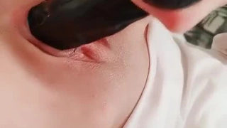 大学女孩在这个热门视频中沉迷于阴部口交和女同性恋性爱