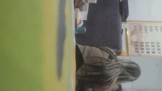 大学生裸露身体,穿着内衣诱惑地摆姿势